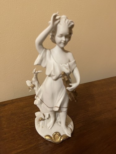 Statuina raffigurante bambina