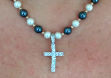 Collana Elegante in perle nere in madreperla e perle di Maiorca croce in zirconi