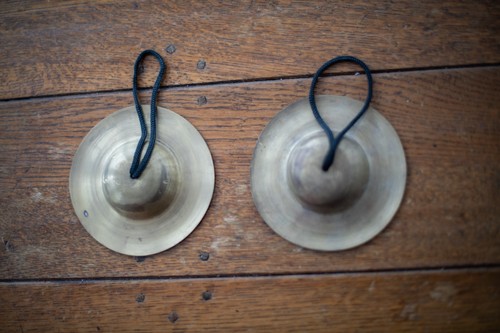 Vintage brass hand cymbals - -,