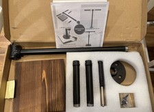 Portagioie T-Bar in metallo con base in legno nuovo