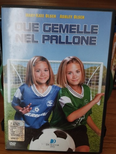 Due gemelle nel - due, pallone-