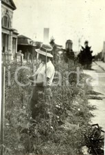 1940 MILANO Autarchia - Operaio al lavoro in un orto di guerra *Fotografia