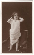 Cartolina fotografica bambina studio ritratto toga art deco anni 20 inglese RPPC