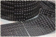 1mt rete - nastro di borchie a piramide 7mm in resina da cucire o incollare