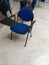 sedia da ufficio colore blu in stoffa con piano di appoggio ripiegabile