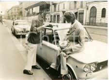 1960 FERRAGOSTO MILANO Corso Vercelli - Dialogo tra manichini nella strada vuota
