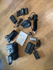 Videocamera CMOS Sony NEX-FS700U Super 35 mm con batteria, caricabatterie, microfono e altro