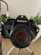 Nikon EM Macchina Fotografica Analogica + Obiettivo Nikon Serie E 50mm 1:1.8