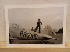 Ritratto giovane donna in piedi su aereo FIAT G59 MM 5352 foto 