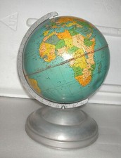 Un globo mondiale geografico in metallo dei primi anni 50 israeliano del geografo Moshe Braver