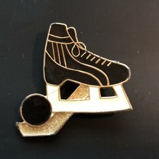 Spilla da hockey smaltata vintage anni 70 skate puck stick figura tifoso sportivo 1,25" anni 70 