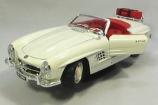 AUTO GIOCATTOLO BURAGO 1/18 MERCEDES BENZ 300 SL ROADSTER 1957 CON VALIGIA