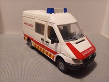 Modellino Mercedes ambulanza scala 1:25 in materiale plastico con dettagli