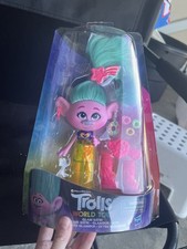 DreamWorks Hasbro Trolls World Tour Glam bambola moda raso con vestito e altro
