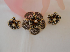 PARURE SET SPILLA E ORECCHINI firmati CORO fiore lacca nera perle strass