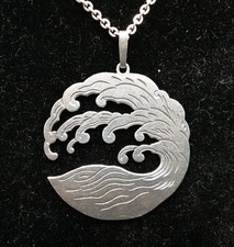 BELLISSIMO CIONDOLO VINTAGE SURF WAVE MARCATO ARGENTO STERLING LONDRA 1983