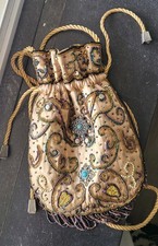 Borsa ricamata a mano