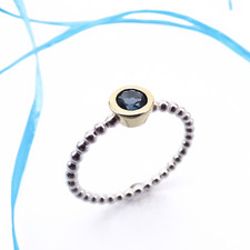 Delicato anello in argento con topazio London Blue montatura oro - mistico ed elegante