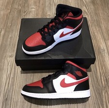 Air Jordan 1 Mid nero rosso