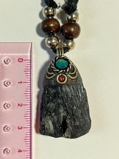 Ciondolo in pietra grezza di