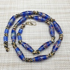 Collana di perle in vetro blu