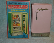 Frigorifero vintage a batteria in latta con congelatore di Maruyoshi, Giappone