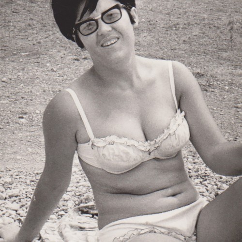 Bikini donna curvy sorridente