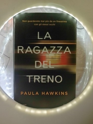 Ragazza del treno paula - ragazza,