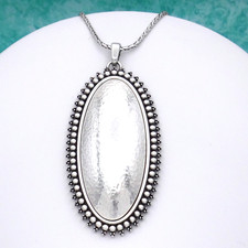 Collana con ciondolo ovale