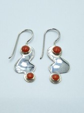 Orecchini pendenti con - , spolle