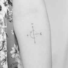 Bussola minimalista, tatuaggio