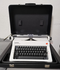 Macchina da scrivere Olympia Monica de Luxe in valigetta vintage