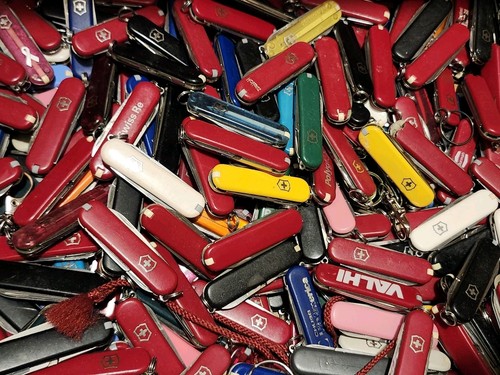 Lot victorinox classic sd - of,