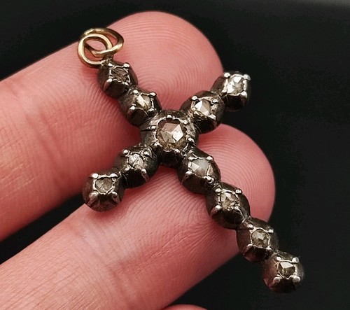 Ciondolo croce diamanti