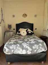 Letto alla francese con testiera e con comodino abbinato