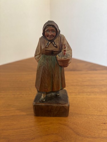 Vecchia donna intagliata - , a