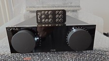 Amplificatore di potenza stereo Cyrus ONE con telecomando.