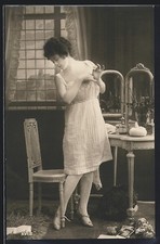 Foto-Ak Donna Steht An Ihrem