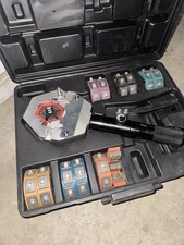 Crimpatrice idraulica a comando manuale con 7 matrici per tubazioni in gomma A/C