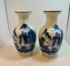 Vasi cinesi vintage in porcellana blu e bianca con scene di montagna, ottime condizioni