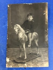 ORIGINALE FOTO D'EPOCA bambino con cavallo giocattolo su ruote dicembre 1929