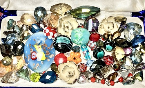 Lot vintage glass beads - of,