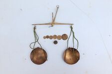 Antico bilancino a due piatti in ottone con pesi - Epoca storica