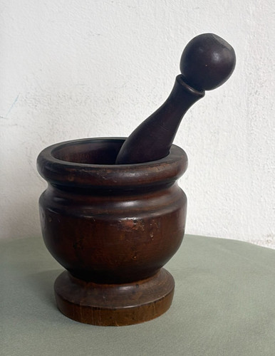 Vecchio mortaio legno con - mortaio, in