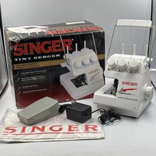 Macchina da cucire Singer Tiny Serger TS-380 Plus Overedge con pedale e cavo di alimentazione usata in ottime condizioni