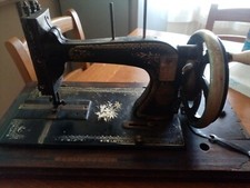 ANTICA MACCHINA DA CUCIRE A MANOVELLA Base in legno, c/cassetto, WILLIAM