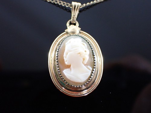 Collana con ciondolo cammeo