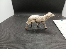 personaggio presepe pecora