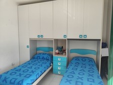 cameretta bambini 2 letti colore bianco e celeste . Condizioni come nuovo . 