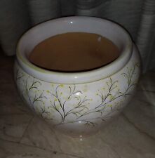 Vaso e portavaso ceramica siciliana. Di colore bianco con piccoli fiori gialli. 